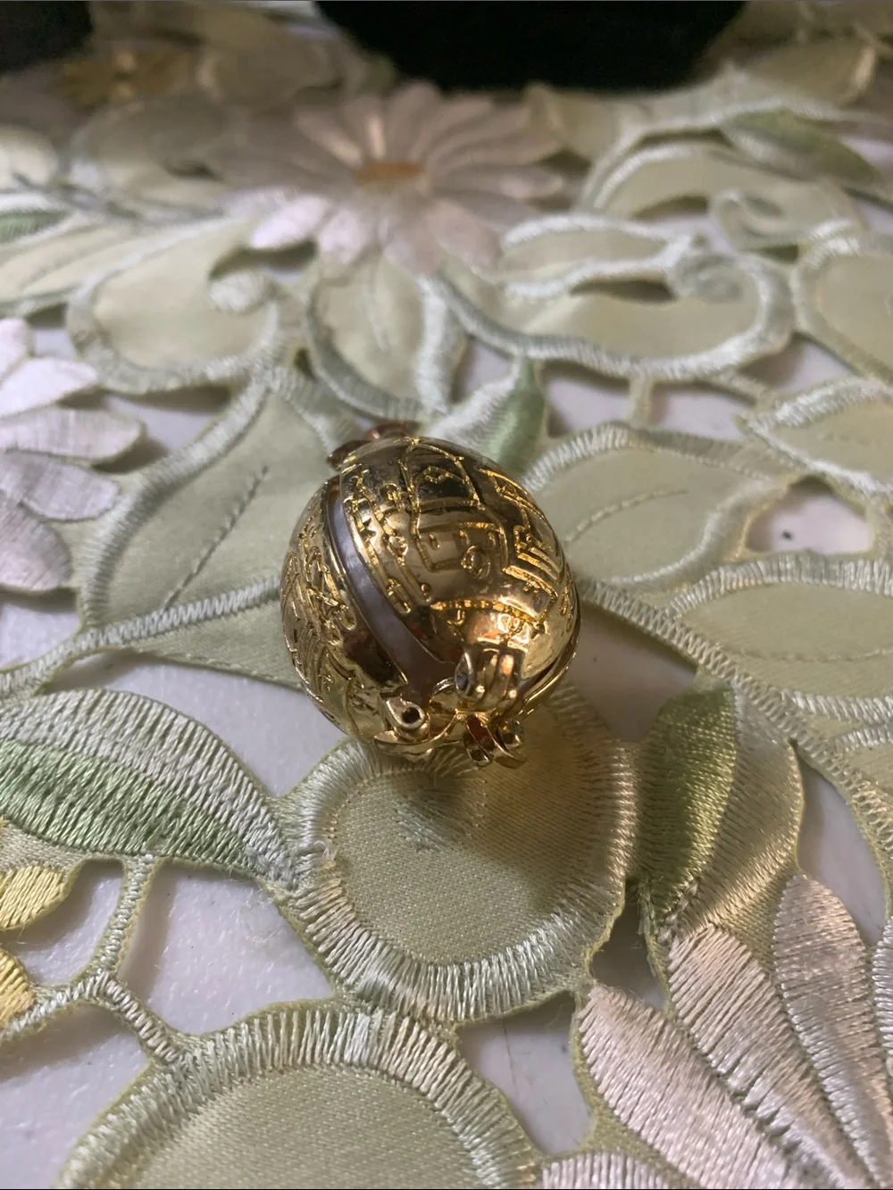Harry Potter -The Golden Egg Pendant Metal Armor and Acrylic White Egg